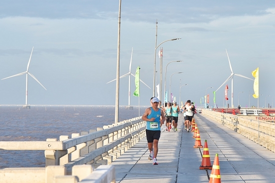 600 van dong vien tham gia giai chay marathon trung nam voi chu de vuot trung khoi
