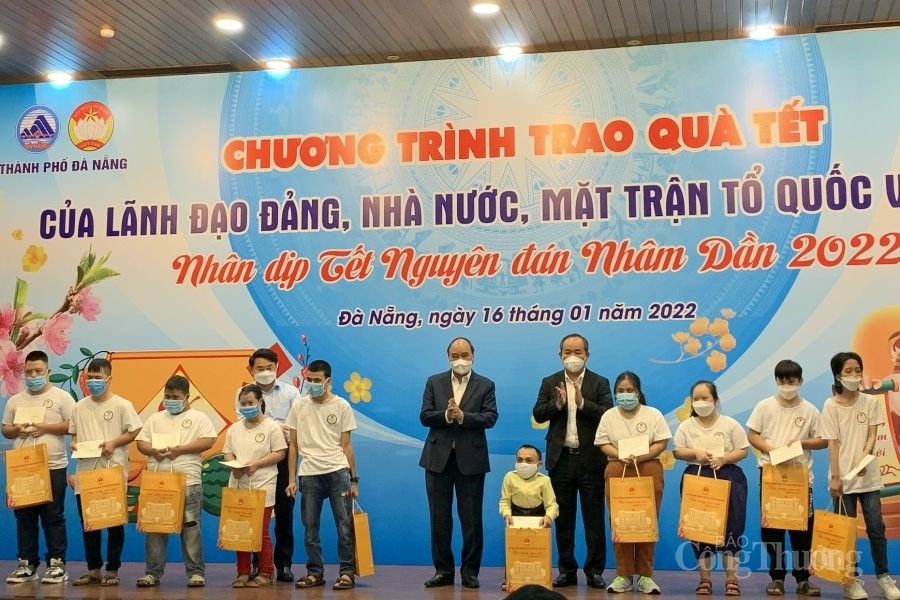 Chủ tịch nước Nguyễn Xuân Phúc thăm, tặng quà tết cho hộ nghèo tại TP. Đà Nẵng