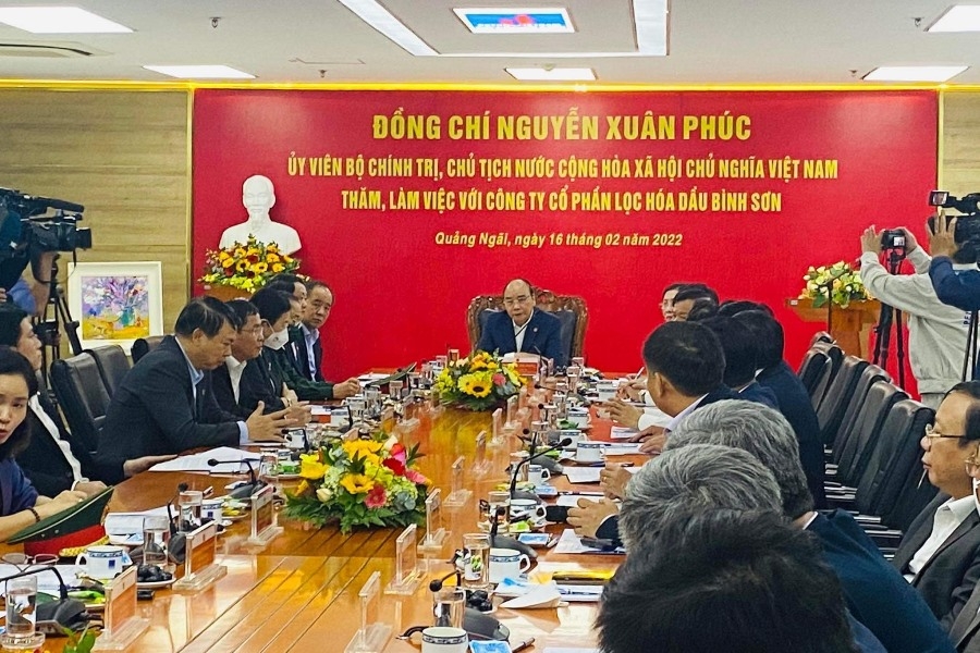 Chủ tịch nước Nguyễn Xuân Phúc đến thăm, tặng quà người lao động nhà máy lọc hóa dầu Bình Sơn