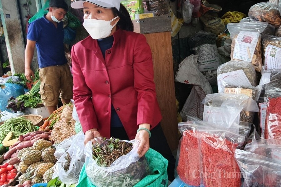 Đà Nẵng: Lá xông, thảo dược xông hơi ngừa cảm cúm đắt khách