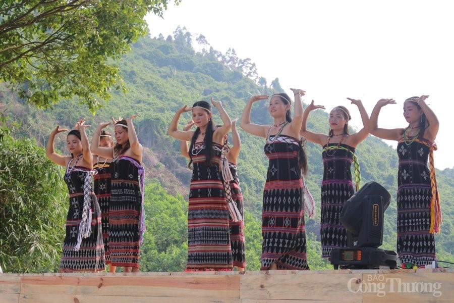 Đà Nẵng: Trải nghiệm văn hóa đặc sắc của người Cơ Tu với “Toom Sara Fest Mùa yêu”