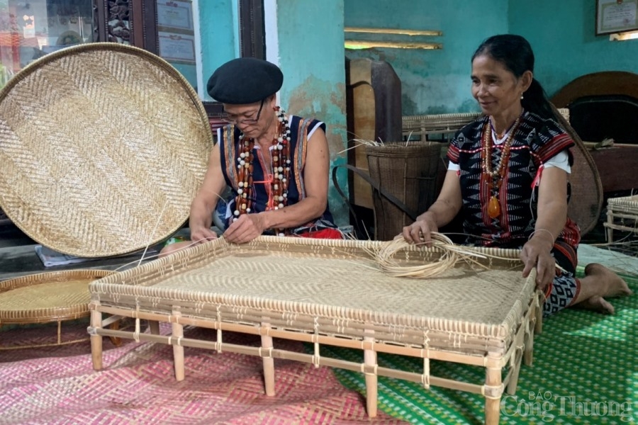 Giữ nghề đan lát truyền thống của đồng bào Cơ Tu gắn với du lịch cộng đồng