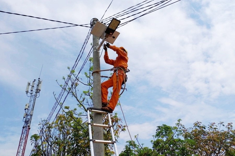 Đoàn cơ sở PC Gia Lai đưa điện chiếu sáng về làng Kret Krot