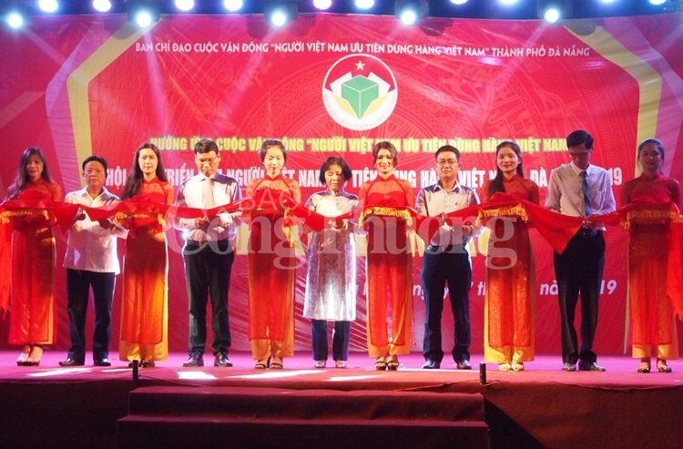 da nang 100 gian hang tham gia hoi cho trien lam nguoi viet nam uu tien dung hang viet nam