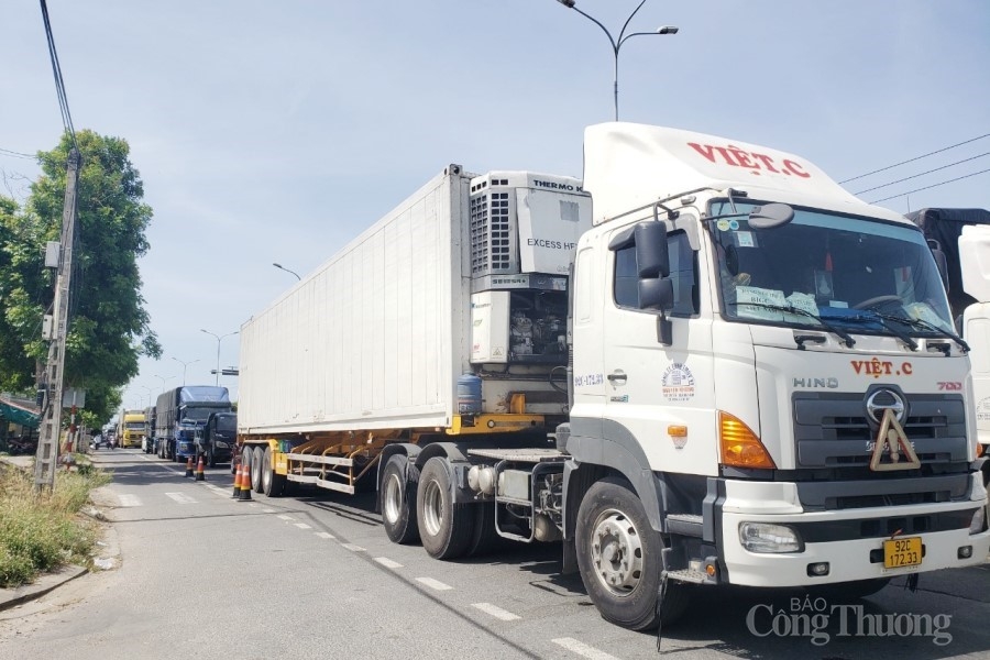 Đà Nẵng: Lo ngại chậm tiến độ đơn hàng do ùn tắc cục bộ tại chốt kiểm dịch Covid-19