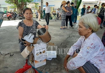 Hàng hóa không đảm bảo chất lượng nhưng phường vẫn vận động người dân nên chấp nhận