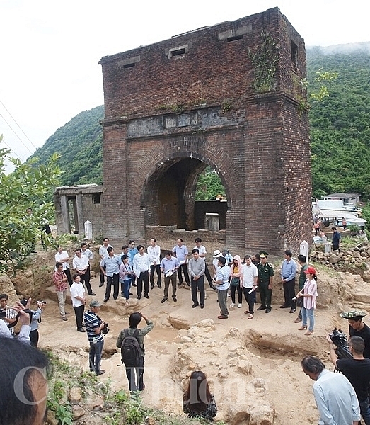 xuat lo hoan toan cac dau tich nen mong kien truc con lai cua di tich hai van quan thoi nguyen