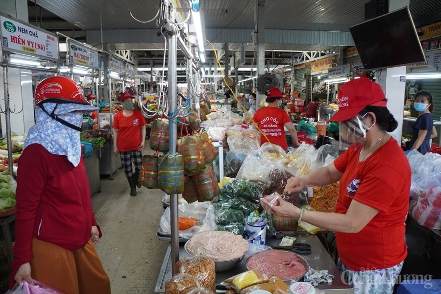 Tiểu thương Đà Nẵng cổ vũ chống dịch bằng áo đồng phục