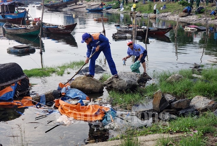 da nang 2000 nguoi ra quan lam sach bien