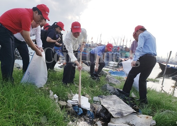 da nang 2000 nguoi ra quan lam sach bien