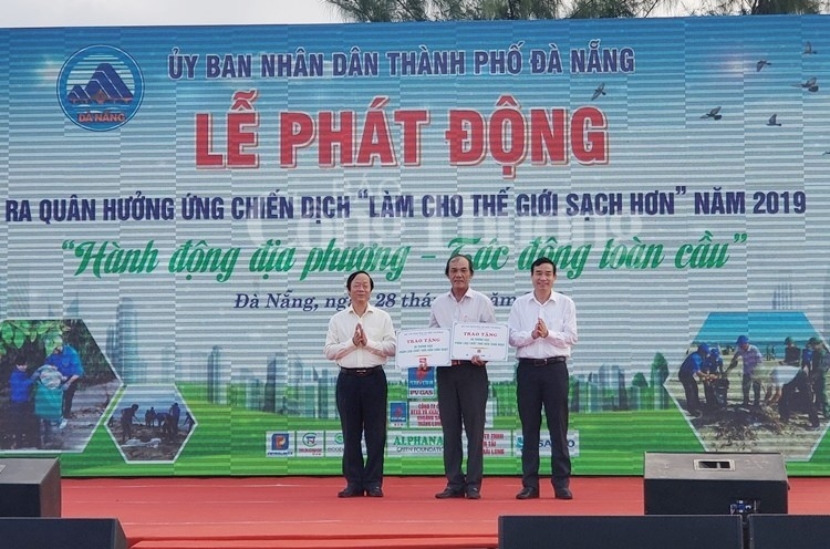 da nang 2000 nguoi ra quan lam sach bien