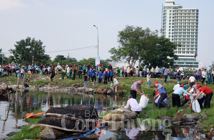 da nang 2000 nguoi ra quan lam sach bien