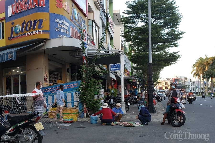 Đà Nẵng: Dè dặt mở chợ nhưng thả lỏng bán hàng tự phát, hàng rong