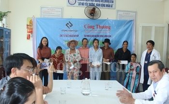 Báo Công Thương và Công ty CP Đầu tư Hoàng Nhất Nam trao quà cho bệnh nhân nghèo