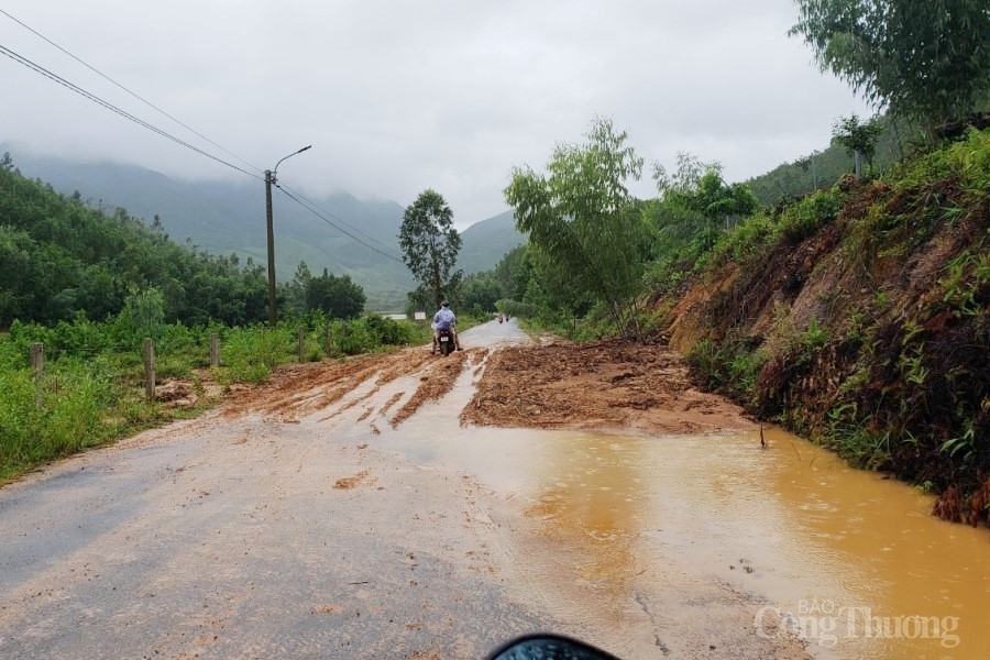 Đà Nẵng: Mưa lớn, một số nơi bị cô lập, nước tràn vào nhà dân