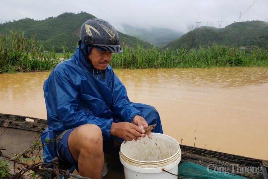 Đà Nẵng: Mưa lớn, một số nơi bị cô lập, nước tràn vào nhà dân