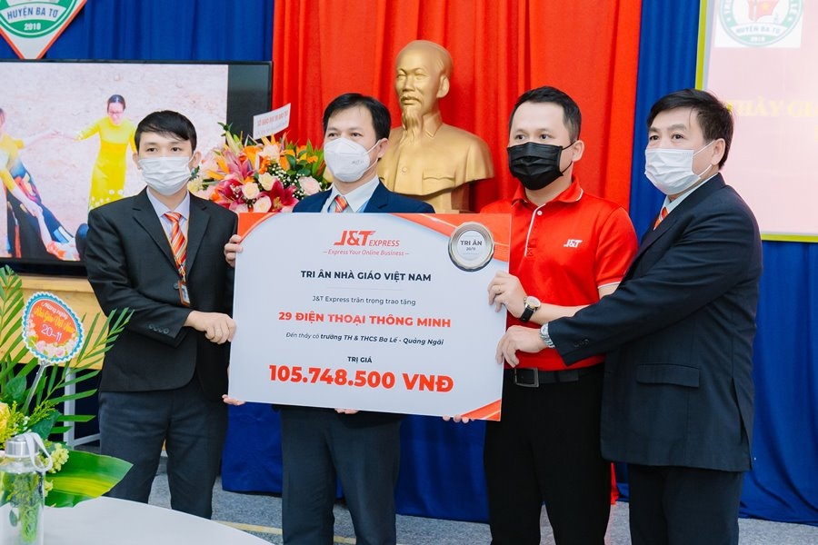 Thương hiệu vận chuyển quốc tế “nối dài tri thức, chuyển con chữ đến vùng cao” Quảng Ngãi