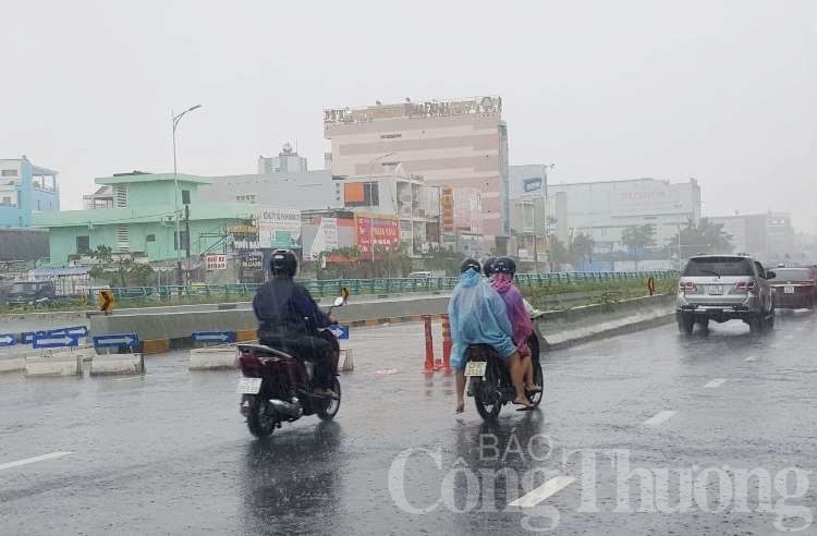 mua lon tpda nang ngap trong bien nuoc