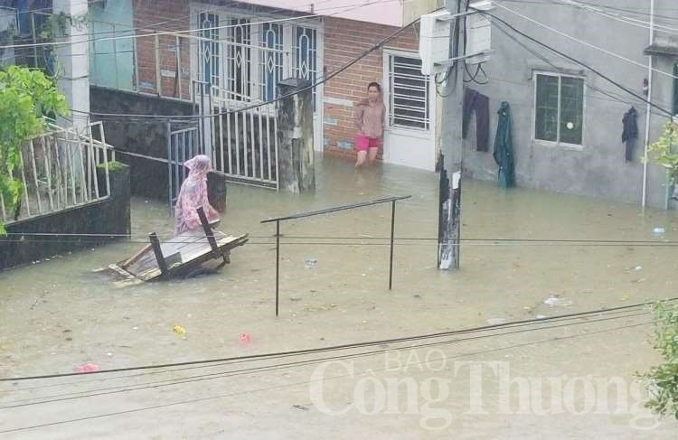 mua lon tpda nang ngap trong bien nuoc