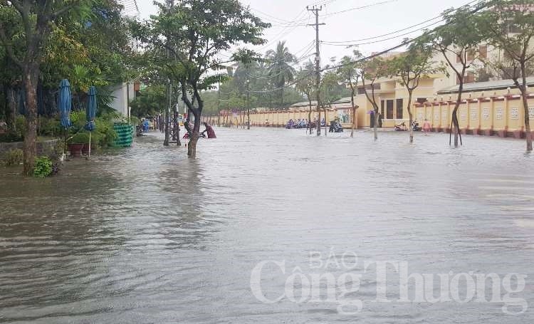 mua lon tpda nang ngap trong bien nuoc