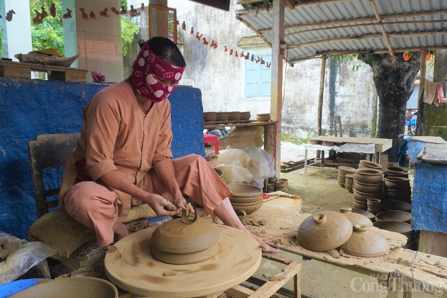 Làng gốm Thanh Hà tìm kiếm đầu ra qua kênh trực tuyến