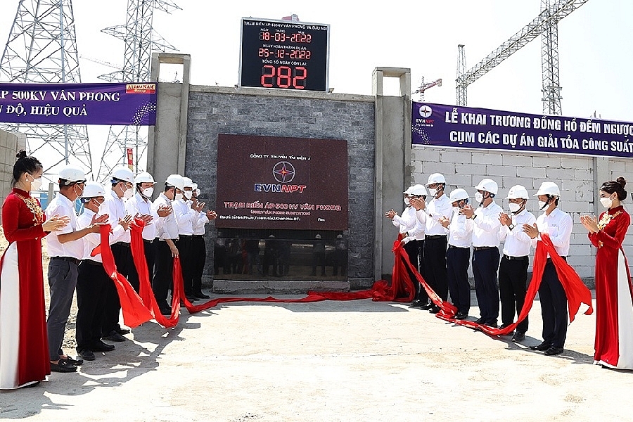 Các đại biểu thực hiện nghi thức khai trương đồng hồ đếm ngược tại Dự án Trạm biến áp 500kV Vân Phong