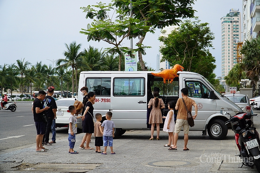 Các bãi biển Đà Nẵng chật ních người những ngày đầu mở cửa du lịch