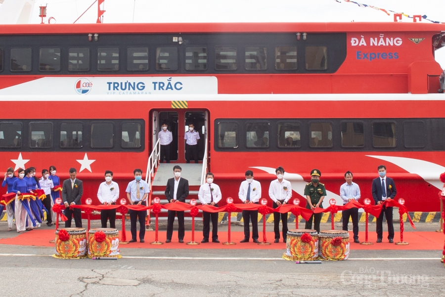 Chính thức đưa vào khai thác tuyến vận tải thuỷ từ bờ ra đảo Đà Nẵng - Lý Sơn Chính thức đưa vào khai thác tuyến vận tải thuỷ từ bờ ra đảo Đà Nẵng - Lý Sơn