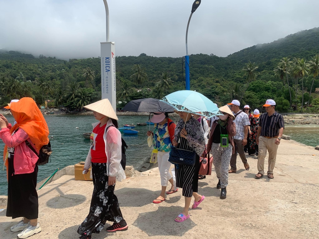 tap nap du khach ra cu lao cham du lich nhan dip nghi le