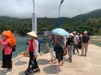 tap nap du khach ra cu lao cham du lich nhan dip nghi le