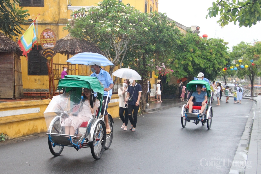 Hàng nghìn du khách đổ về Hội An trong ngày đầu kỳ nghỉ lễ 30/4 - 1/5