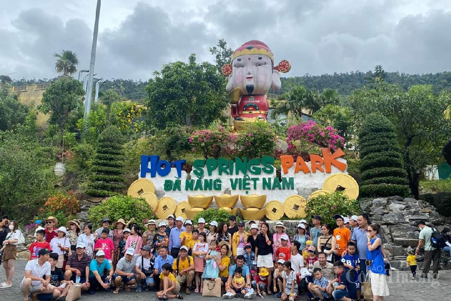 Đà Nẵng đón biển khách du lịch ngày đầu nghỉ lễ 30/4 Đông đảo du khách đến Đà Nẵng dịp nghỉ lễ 30/4
