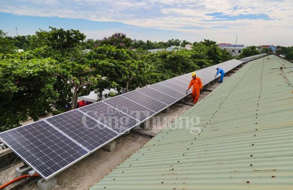 EVNCPC bàn giao hệ thống điện mặt trời áp mái cho 3 điểm trường