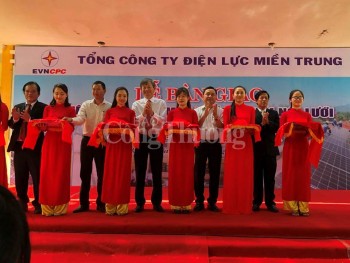 evncpc ban giao he thong dien mat troi ap mai cho 3 diem truong