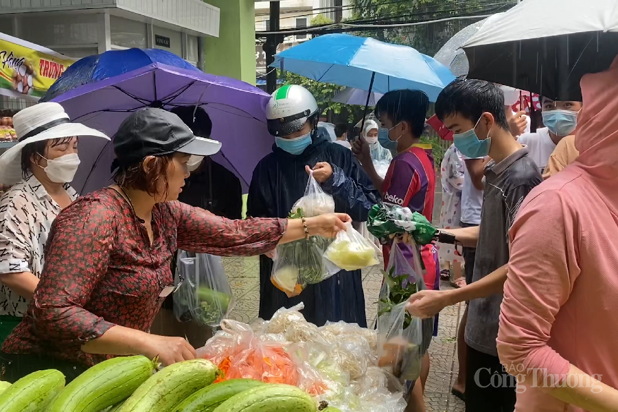 Những nhà hảo tâm đội mưa bán thực phẩm 0 đồng cho những khách hàng đặc biệt.