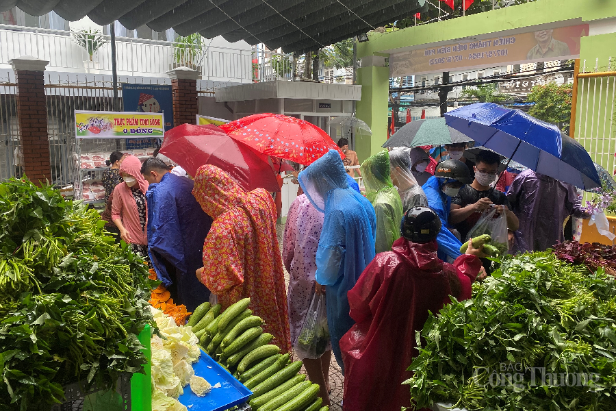 Vào 8h30 sáng, hàng trăm bạn sinh viên trên địa bàn phường lần lượt xếp hàng ngay ngắn để mua những suất thực phẩm với giá 0 đồng.