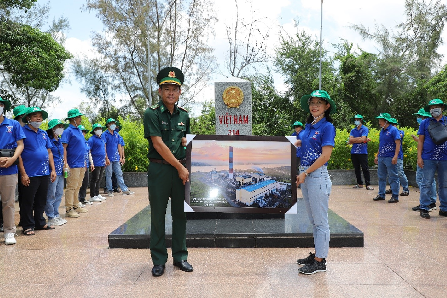 Đoàn Thanh niên EVNGENCO2 trao quà cho đại diện Đồn Biên phòng cửa khẩu Hà Tiên.