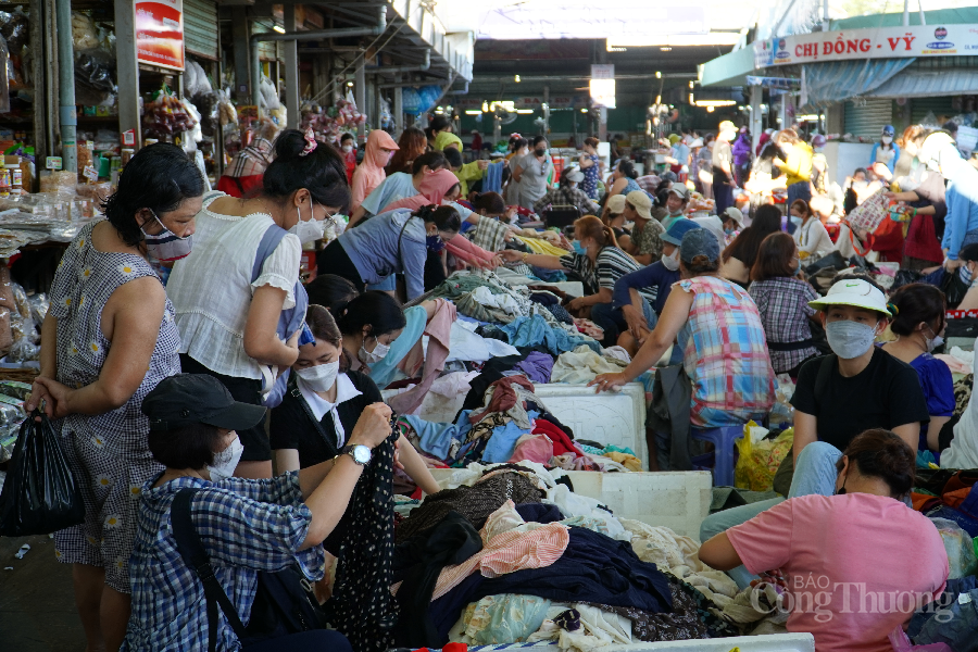 Đà Nẵng: Ngàn người chen nhau lựa “đồ bành chợ Cồn