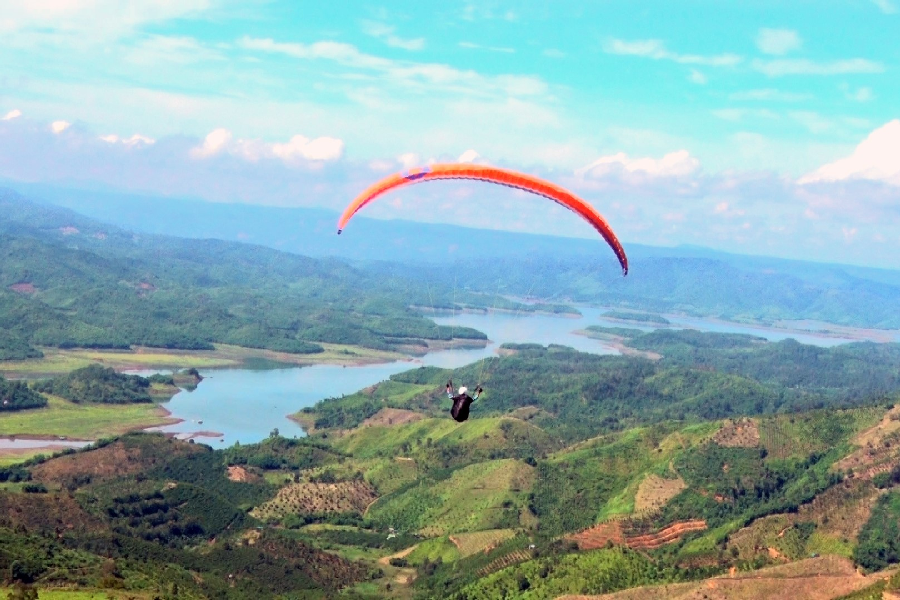 Đắk Nông: Bay dù lượn ngắm Tà Đùng từ trên cao