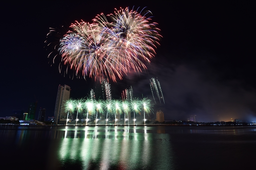 ra khoi dua phan lan len ngoi vuong le hoi phao hoa quoc te da nang 2019