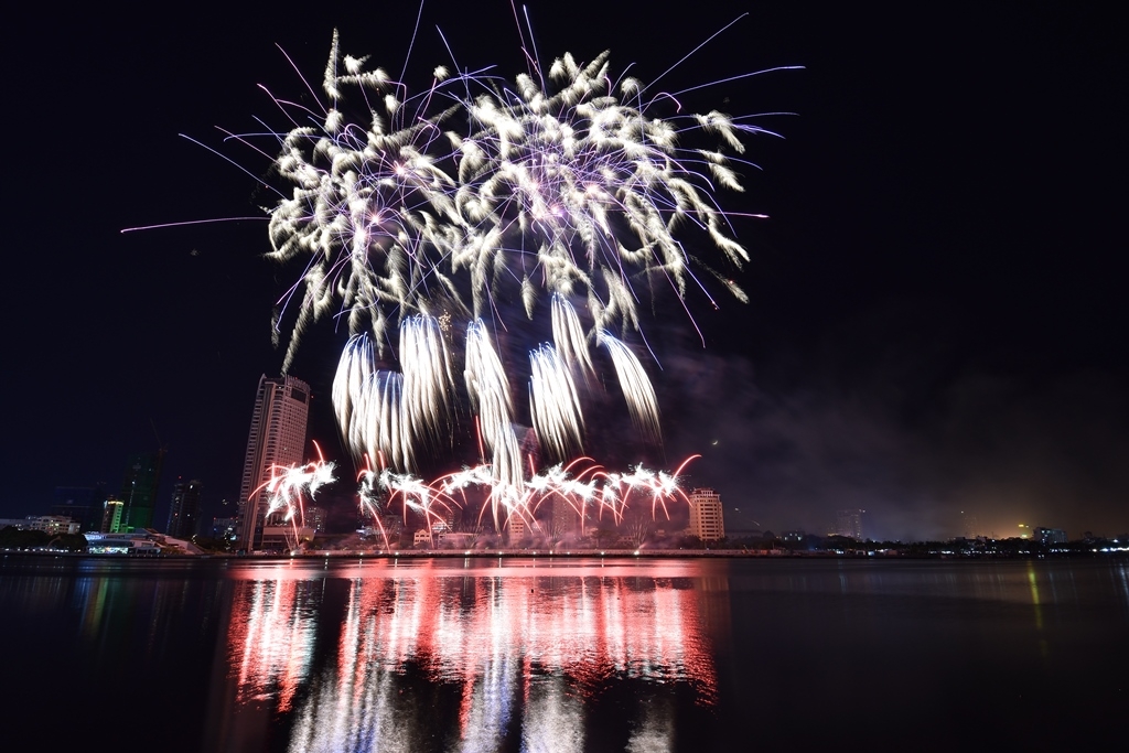 ra khoi dua phan lan len ngoi vuong le hoi phao hoa quoc te da nang 2019