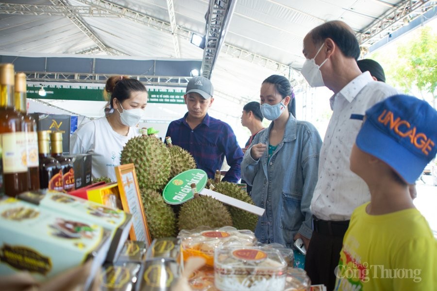 Chương trình diễn ra trong 4 ngày dự kiến sẽ thu hút khoảng 15.000 lượt khách trong nước, quốc tế đến tham quan, mua sắm trong 04 ngày.