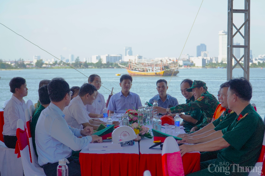 Các đại biểu họp tổng kết sau diễn tập nhằm tìm ra yếu điểm và cách khắc phục trong công tác ứng phó sự cố tràn dầu. Các đại biểu họp tổng kết sau diễn tập nhằm tìm ra yếu điểm và cách khắc phục trong công tác ứng phó sự cố tràn dầu.