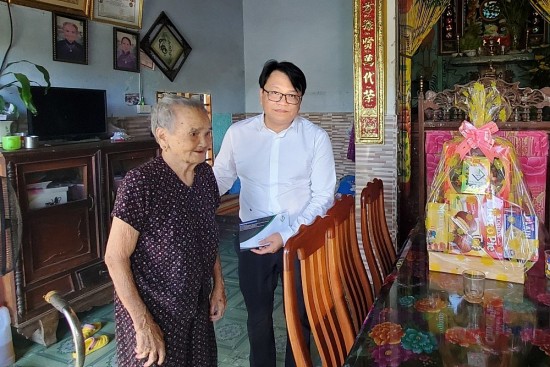 tap doan vn da thanh tri an me viet nam anh hung va gia dinh liet si gia dinh co cong voi cach mang