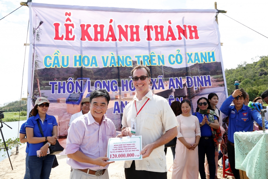 phu yen khanh thanh cau hoa vang tren co xanh tu su dong gop cua cong dong