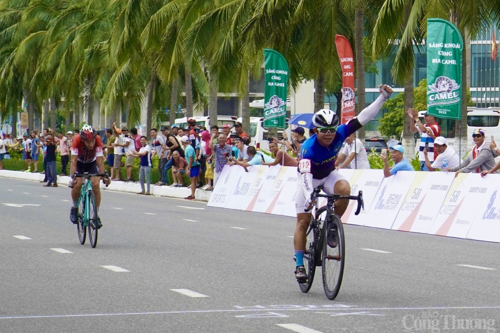 Ông Phan Hoàng (phía trước) từ đội đua Huế Cycling là người vô địch nội dung Cá nhân nam Nhóm Nam lớn (từ 46 tuổi trở lên) chia sẻ, ông tham gia cuộc thi với mục đích rèn luyện sức khỏe và giao lưu, nhưng khi về đích ông cảm thấy cực kì vui sướng, không nghĩ mình sẽ vượt lên các thí sinh khác. “Tôi không biết nói gì hơn ngoài cảm ơn Ban tổ chức vì đã tạo ra sân chơi cho những người yêu xe đạp, những vận động viên nghiệp dư được cọ sát, giao lưu học hỏi. Tôi mong muốn sẽ có thêm những hoạt động như thế này để nâng cao tinh thần rèn luyện sức khỏe cho mọi người”, ông Hoàng cho biết. Ông Phan Hoàng (phía trước) từ đội đua Huế Cycling là người vô địch nội dung Cá nhân nam Nhóm Nam lớn (từ 46 tuổi trở lên) chia sẻ, ông tham gia cuộc thi với mục đích rèn luyện sức khỏe và giao lưu, nhưng khi về đích ông cảm thấy cực kì vui sướng, không nghĩ mình sẽ vượt lên các thí sinh khác. “Tôi không biết nói gì hơn ngoài cảm ơn Ban tổ chức vì đã tạo ra sân chơi cho những người yêu xe đạp, những vận động viên nghiệp dư được cọ sát, giao lưu học hỏi. Tôi mong muốn sẽ có thêm những hoạt động như thế này để nâng cao tinh thần rèn luyện sức khỏe cho mọi người”, ông Hoàng cho biết.