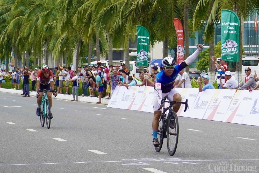 Ông Phan Hoàng (phía trước) từ đội đua Huế Cycling là người vô địch nội dung Cá nhân nam Nhóm Nam lớn (từ 46 tuổi trở lên) chia sẻ, ông tham gia cuộc thi với mục đích rèn luyện sức khỏe và giao lưu, nhưng khi về đích ông cảm thấy cực kì vui sướng, không nghĩ mình sẽ vượt lên các thí sinh khác. “Tôi không biết nói gì hơn ngoài cảm ơn Ban tổ chức vì đã tạo ra sân chơi cho những người yêu xe đạp, những vận động viên nghiệp dư được cọ sát, giao lưu học hỏi. Tôi mong muốn sẽ có thêm những hoạt động như thế này để nâng cao tinh thần rèn luyện sức khỏe cho mọi người”, ông Hoàng cho biết.