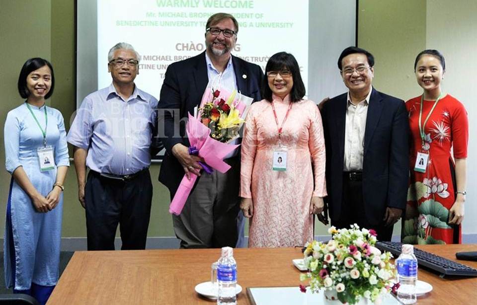 Hợp tác đào tạo MBA giữa Đại học Đông Á và Đại học Benedictine (Hoa Kỳ)