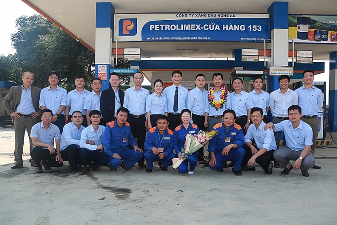 petrolimex nghe an vinh danh cua hang xang dau dan dau thi dua thang 1