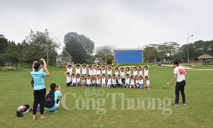 thung lung hoa nhat tan nhon nhip hoat dong vui choi ngay le